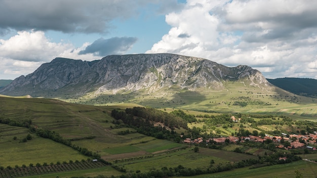 Ripresa aerea di un piccolo villaggio in un incredibile paesaggio di montagna in Transilvania, Romania