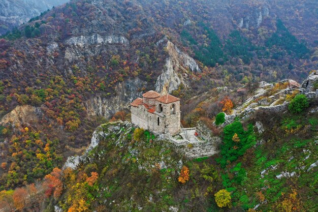 Ripresa aerea di un vecchio edificio in cima a una scogliera