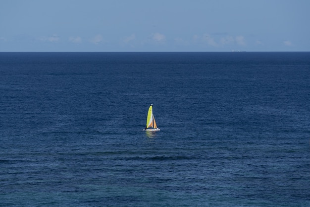 Ripresa aerea di una barca a vela in mare