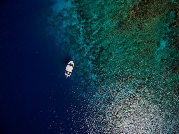 Ripresa aerea di una barca sul bellissimo oceano blu nel Bonaire, Caraibi