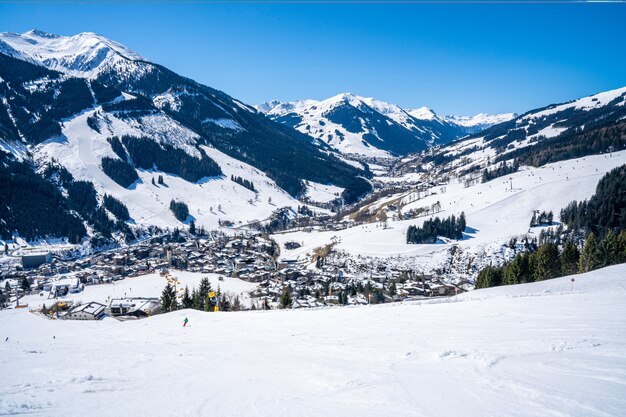 Ripresa aerea di una località di snowboard nella neve sotto la luce del sole