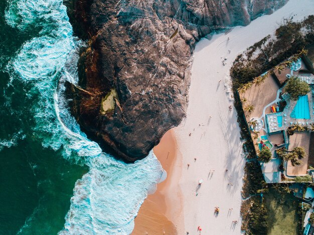 Ripresa aerea di una spiaggia a Rio de Janeiro con case sulla montagna