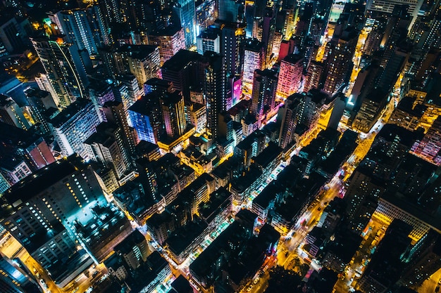 Ripresa aerea di uno scenario urbano con grattacieli che diffondono luce durante la notte
