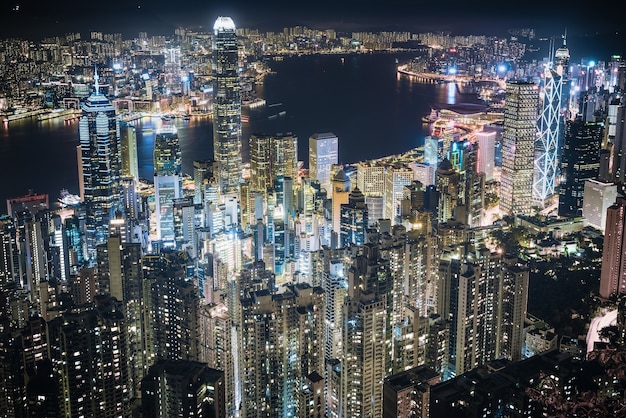 Ripresa aerea di Victoria Harbour a Hong Kong di notte