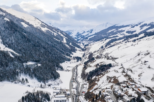 Ripresa aerea panoramica di una città tra le Alpi di montagna