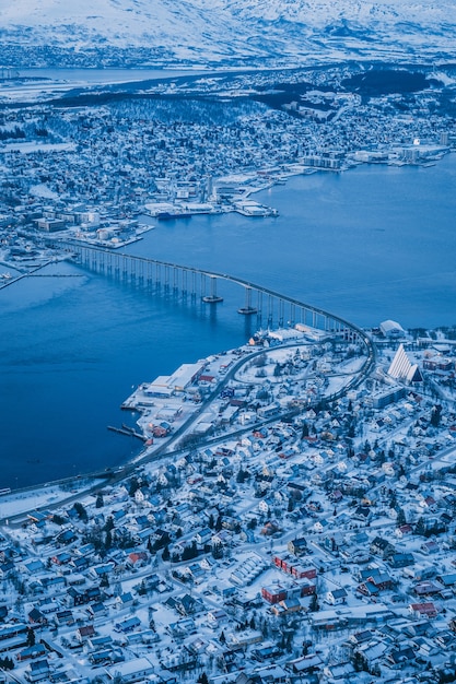 Ripresa aerea verticale della bellissima città di Tromso ricoperta di neve catturata in Norvegia