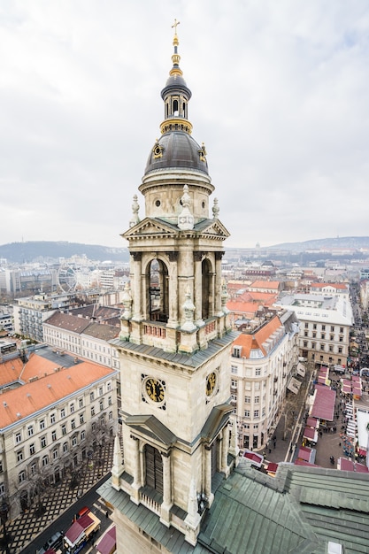 Ripresa aerea verticale di una torre sulla Basilica di Santo Stefano a Budapest