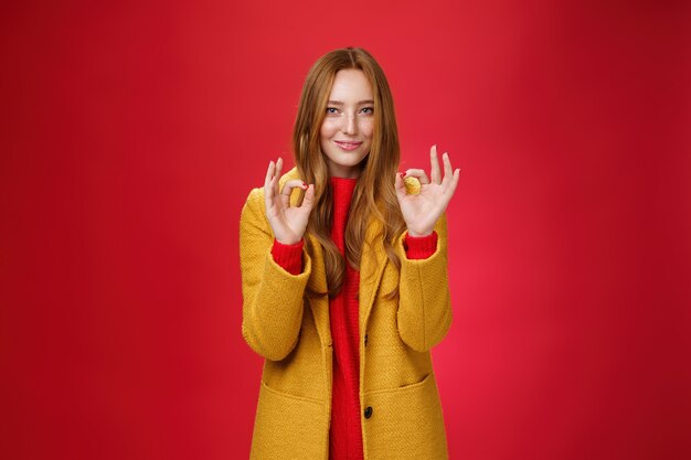 Ripresa in interni di una giovane donna felice e felice che si sente bene e perfetta in un caldo e confortevole giallo...