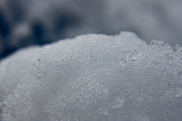 Ripresa macro dei fiocchi di neve cristallini in inverno