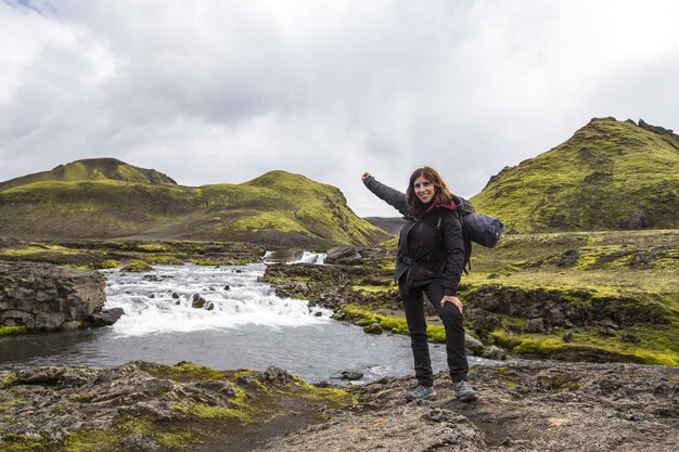 Ripresa orizzontale di una donna caucasica con zaino da trekking a Landmannalaugar, Islanda