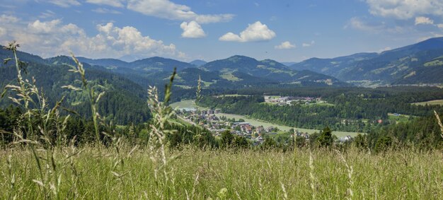 Ripresa panoramica di un bellissimo paesaggio nella valle di Vuzenica, regione della Carinzia, Slovenia