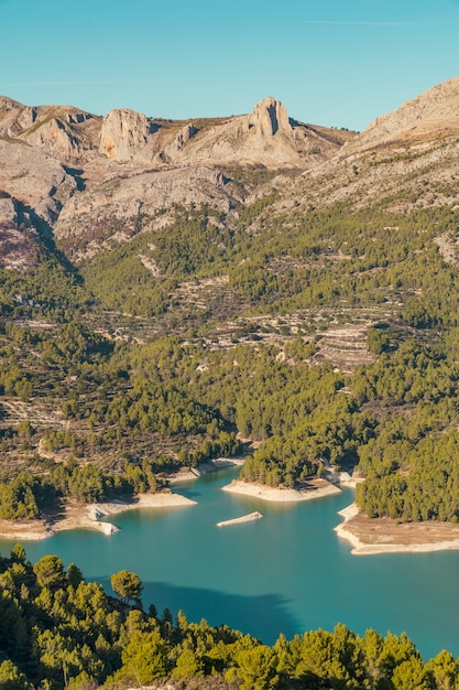 Ripresa verticale del bellissimo bacino idrico di Guadalest ad Alicante, in Spagna