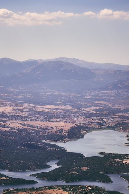 Ripresa verticale del punto di riferimento con lago, fiume e montagne