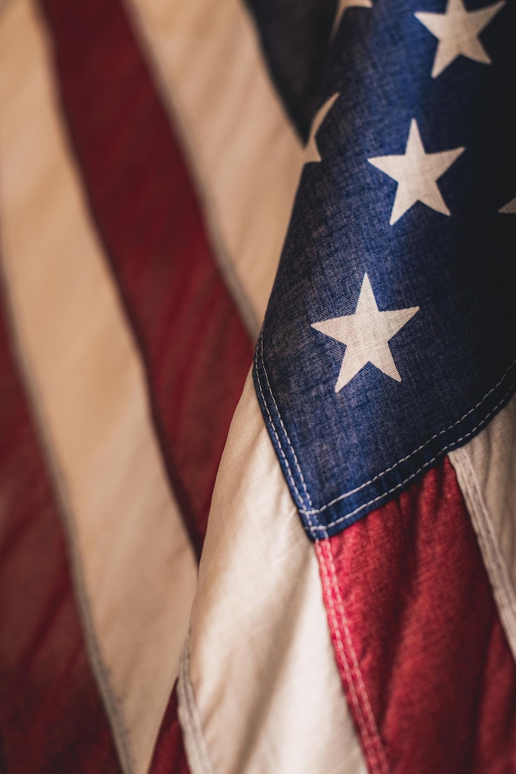 Foto gratuito ripresa verticale della bandiera degli stati uniti d'america