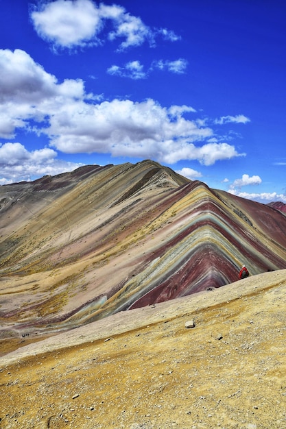 Ripresa verticale della famosa Rainbow Mountain a Uchullujllo in Perù durante il giorno