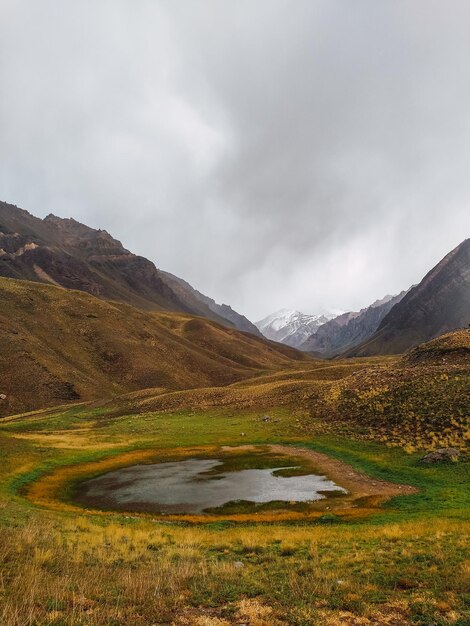 Ripresa verticale della natura panoramica del Parco provinciale dell'Aconcagua, Mendoza, Argentina