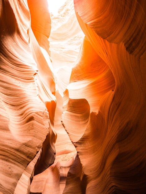 Ripresa verticale delle bellissime luci e rocce dell'Antelope Canyon Arizona negli USA