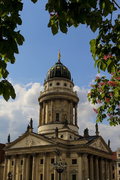 Ripresa verticale dello splendido Deutscher Dom a Berlino, Germania durante la luce del giorno