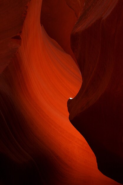 Ripresa verticale di dettagli colorati del canyon materici, perfetti per lo sfondo del cellulare