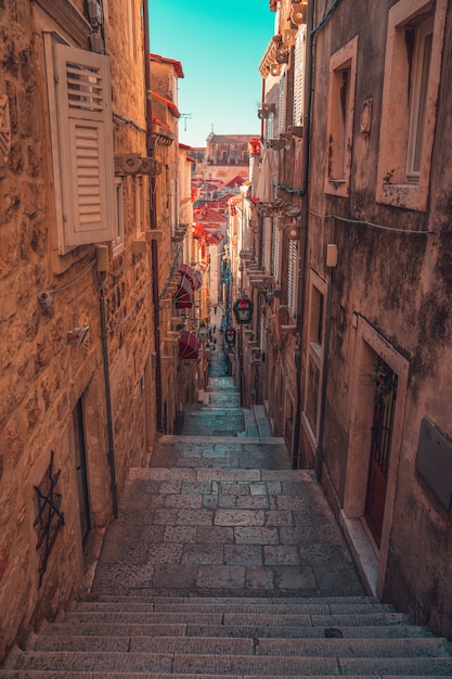 Ripresa verticale di un bellissimo vecchio quartiere a Dubrovnik, Croazia