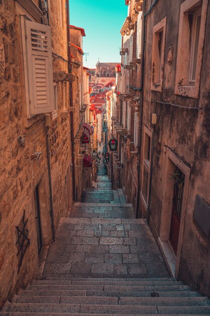 Ripresa verticale di un bellissimo vecchio quartiere a Dubrovnik, Croazia