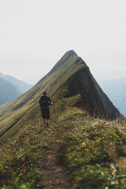 Ripresa verticale di un escursionista nel sentiero Hardergrat nelle alpi svizzere