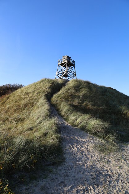 Ripresa verticale di un punto di osservazione in metallo sulla costa di Blavandshuk nello Jutland, Danimarca