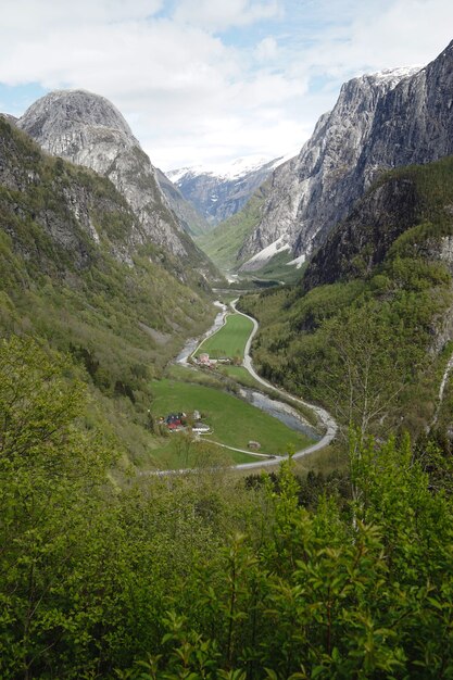 Ripresa verticale di un sentiero attraverso le montagne con campi verdi