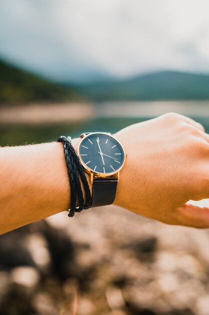 Ripresa verticale di un uomo che indossa un orologio