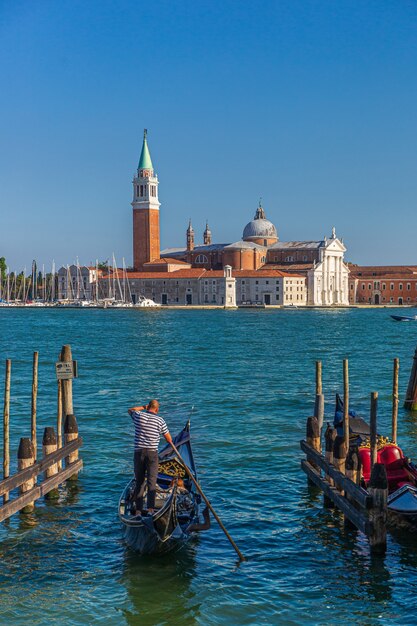 Ripresa verticale di un uomo su una barca e Piazza San Marco in superficie