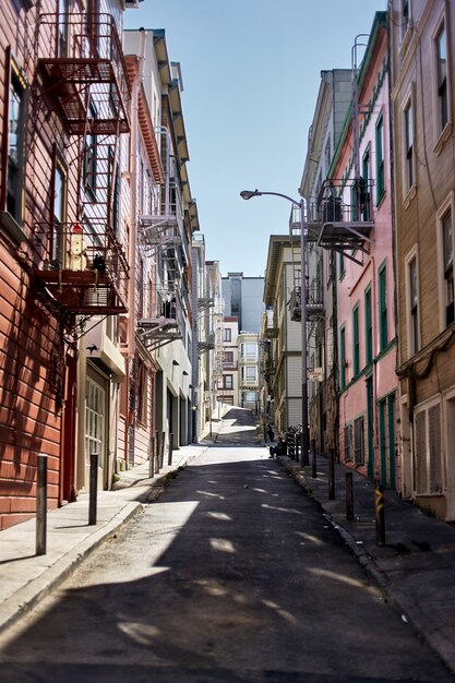 Ripresa verticale di un vicolo tra condomini a San Francisco, California, in una giornata di sole