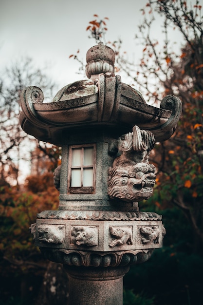 Ripresa verticale di una scultura in cemento nei giardini giapponesi Adelaide Himeji in stile tradizionale