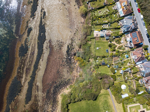 Riprese aeree delle case nella spiaggia di Sandsfoot, Weymouth, Dorset, Regno Unito