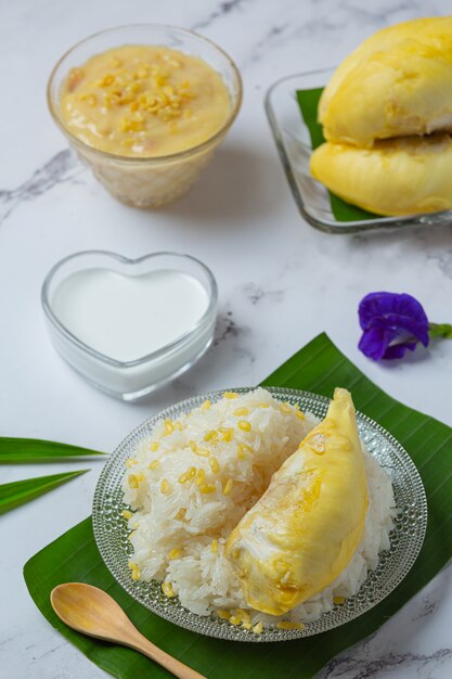 Riso appiccicoso dolce tailandese con il durian in un dessert.