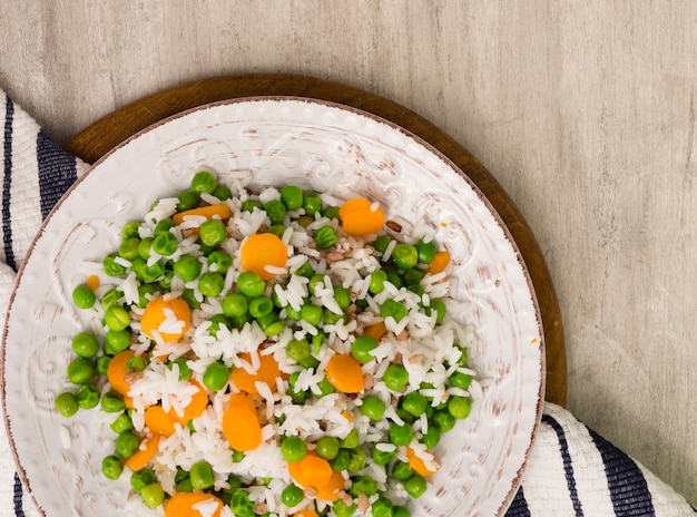 Riso con fagiolini e carota sul piatto