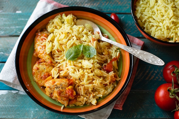 Riso delizioso con la ricetta indiana del pollo