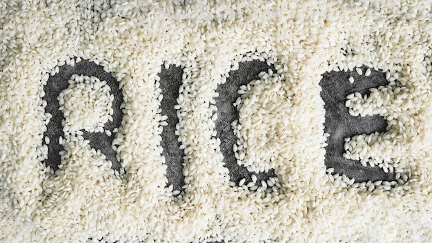 Riso di parola scritto su riso bianco