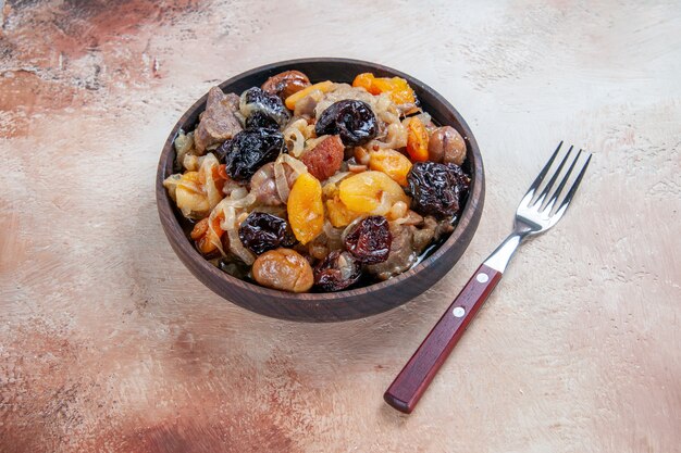 Riso pilaf di vista ravvicinata laterale con frutta secca nella forcella della ciotola
