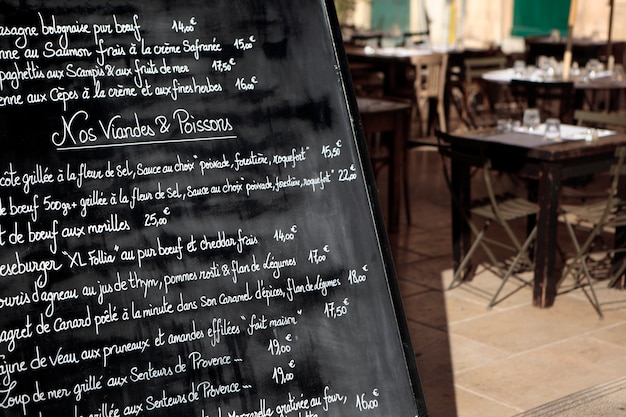 Ristorante a Parigi con a bordo menù