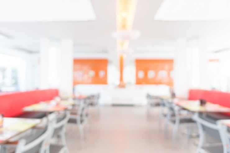 Foto gratuito ristorante vago con couchs rosse
