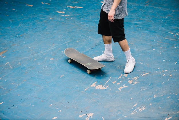 Ritagli l&#39;uomo in skatepark