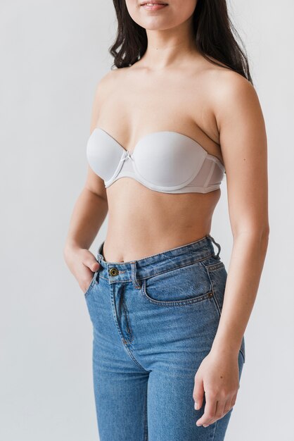 Ritaglia di femmina in reggiseno e jeans