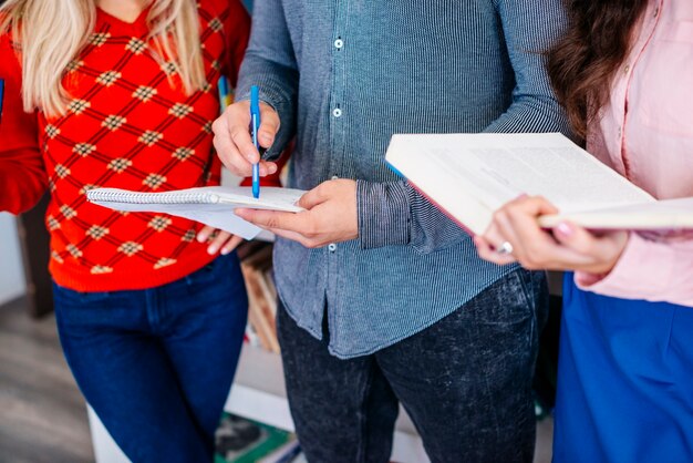 Ritaglia gli studenti che studiano in biblioteca