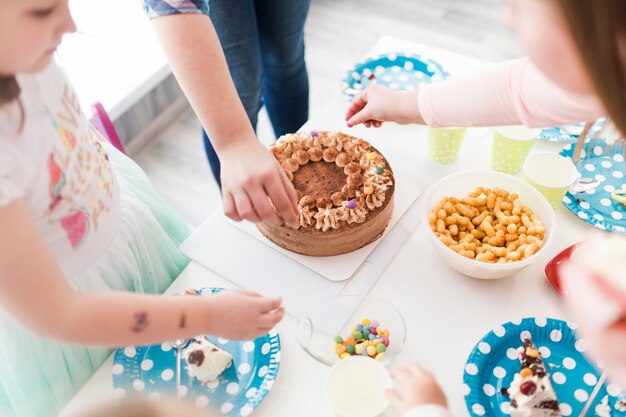 Ritaglia i bambini decorando la torta