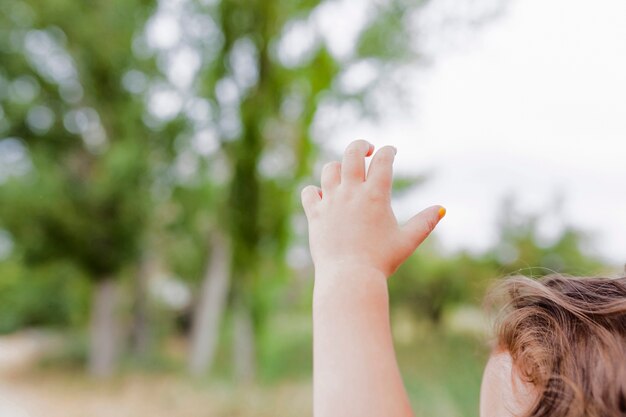 Ritaglia il bambino sulla camminata