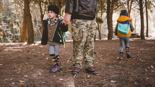 Ritaglia il padre con i bambini nei boschi