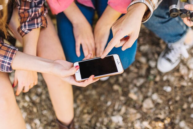 Ritaglia il turista usando uno smartphone