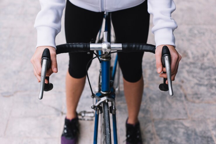 Foto gratuito ritaglia la bici da donna