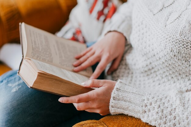 Ritaglia la lettura della donna in poltrona