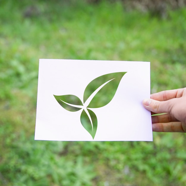 Ritaglia la mano con il simbolo delle foglie di eco